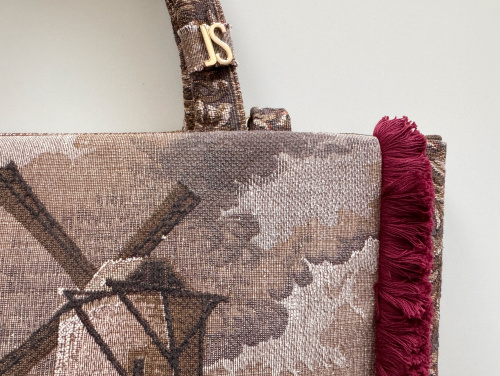 500_gobelin_shopper_tafereel_bordeaux_voorkant_detail_logo.jpeg